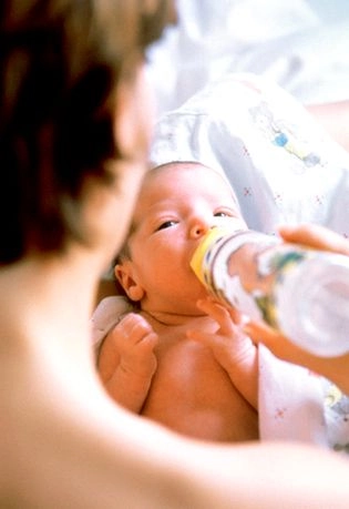 Нужно ли пить воду новорождённым и какую лучше использовать?