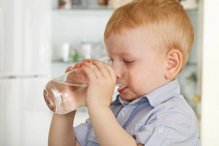 Как приучить ребёнка пить воду